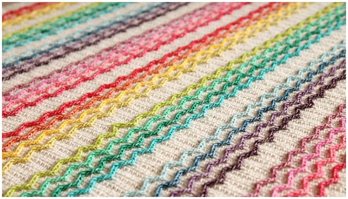 Free crochet blanket patterns for beginners are the ultimate crochet patterns. I wanted to make a post where you can easily find the best patterns and I did it for you girls !