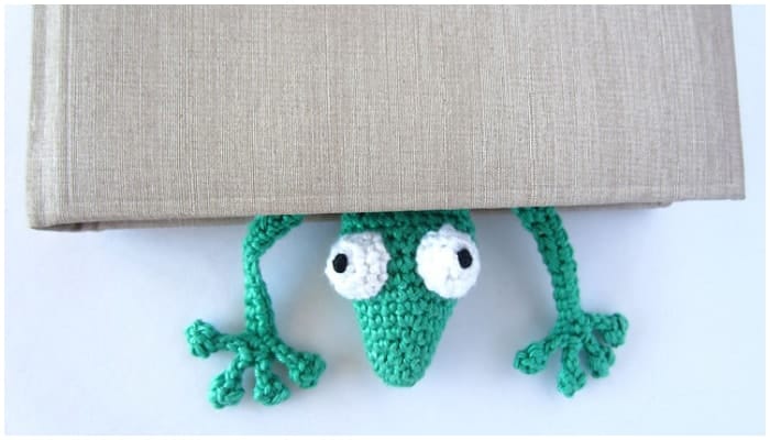 When I saw this pattern I imagine kids would totally adore this amazing Gecko bookmark! Book Gecko by Jonas Matthies is very simple to make and a great bookmark for any book reader. 