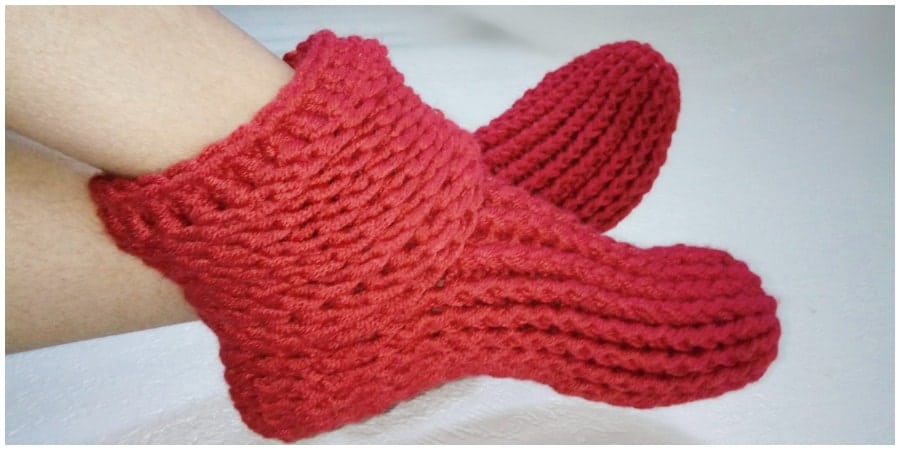 These crochet slipper boots are super comfy. The stitches that we use in this tutorial are the front post double crochet and the back post double crochet. Enjoy, guys !