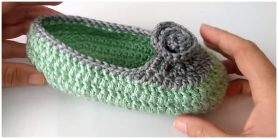 Step by step tutorial to crochet slippers in all sizes. They are some really cute crochet designs that you can save and come back to at a later date when you want to make even more. Enjoy, guys !