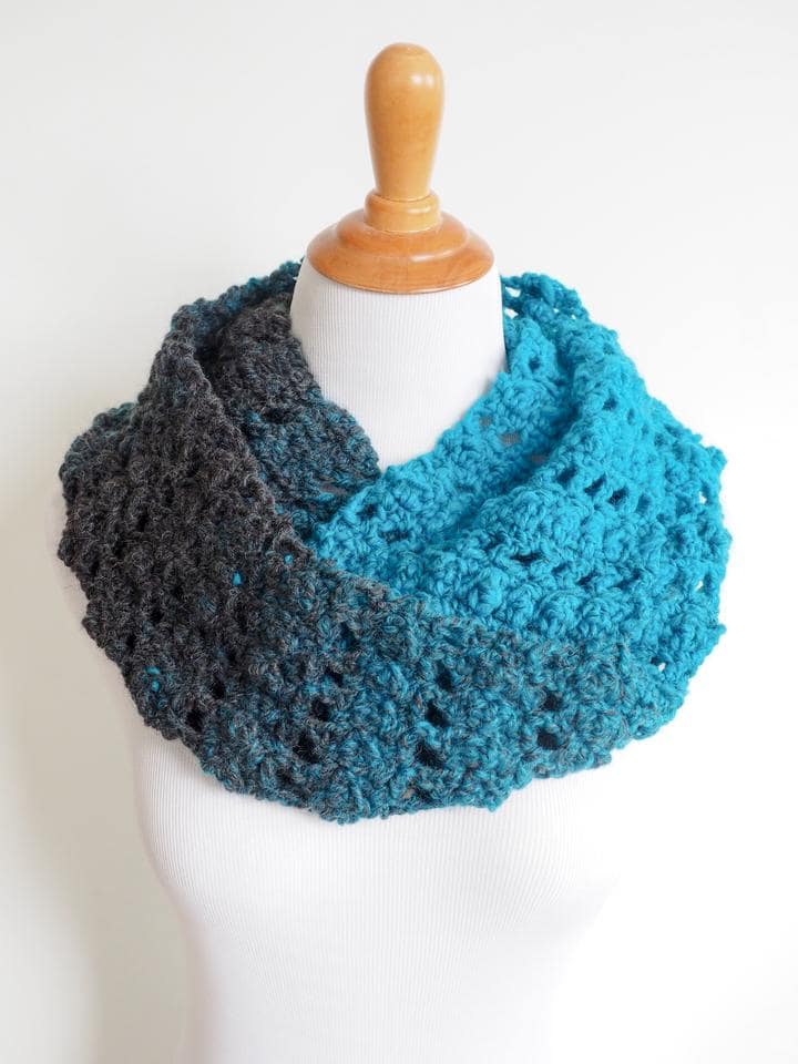 We have 10 Free Crochet Cowl Patterns for you guys! Once you start learning how to crochet a cowl, it may become your new favorite type of scarf. Crochet cowl patterns are versatile and fashionable. You can finish making some crochet cowls in under 30 minutes! You can't beat that. Enjoy !