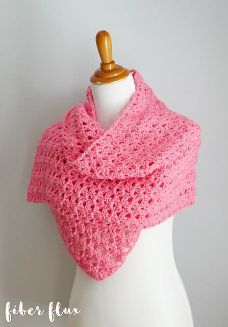 We have 10 Free Crochet Cowl Patterns for you guys! Once you start learning how to crochet a cowl, it may become your new favorite type of scarf. Crochet cowl patterns are versatile and fashionable. You can finish making some crochet cowls in under 30 minutes! You can't beat that. Enjoy !