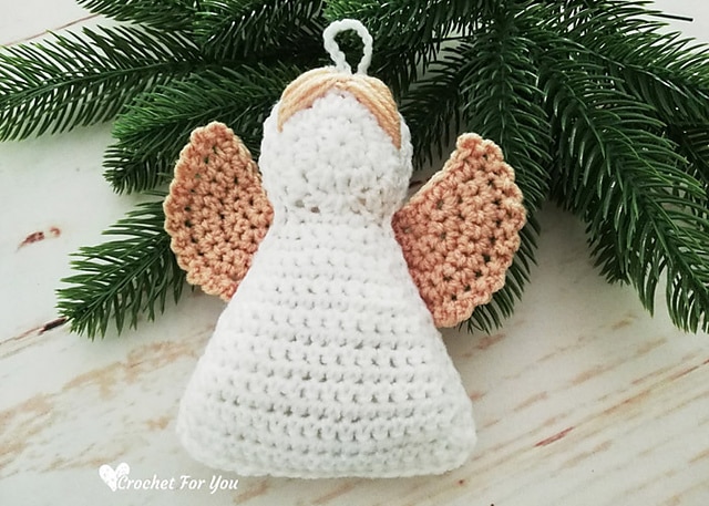 Your holiday decor will look oh-so-cozy with these easy Crochet Christmas Hanging Ornaments. These are wonderful Christmas decorations: a Gingerbread Girl, Santa, Mittens, Snowman and Angel. Happy Christmas !