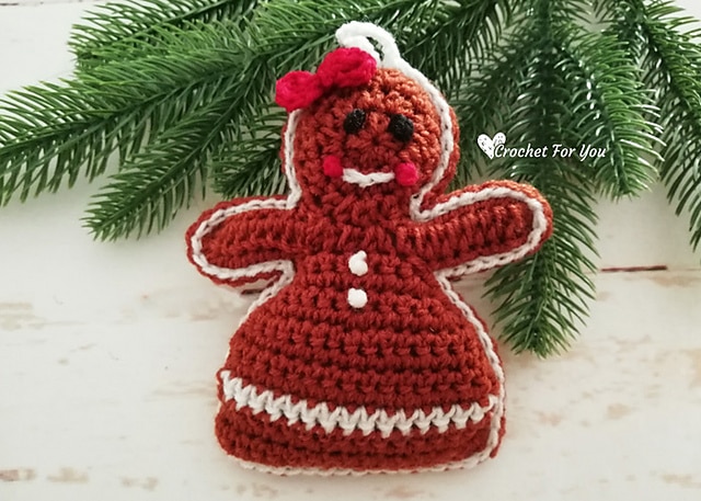 Your holiday decor will look oh-so-cozy with these easy Crochet Christmas Hanging Ornaments. These are wonderful Christmas decorations: a Gingerbread Girl, Santa, Mittens, Snowman and Angel. Happy Christmas !