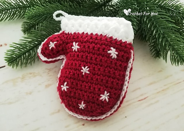 Your holiday decor will look oh-so-cozy with these easy Crochet Christmas Hanging Ornaments. These are wonderful Christmas decorations: a Gingerbread Girl, Santa, Mittens, Snowman and Angel. Happy Christmas !