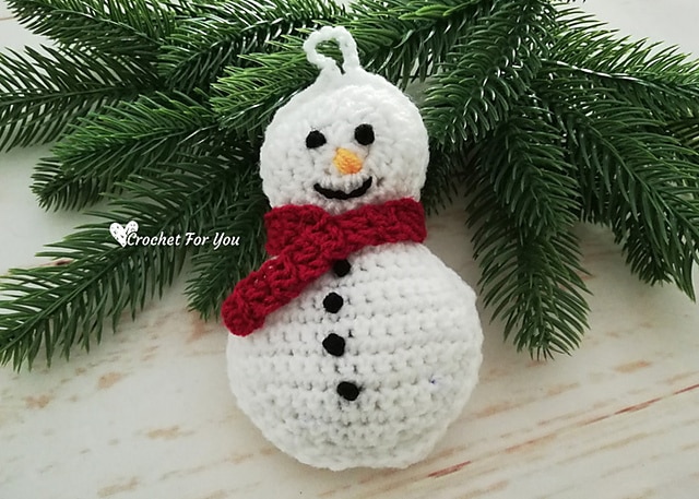 Your holiday decor will look oh-so-cozy with these easy Crochet Christmas Hanging Ornaments. These are wonderful Christmas decorations: a Gingerbread Girl, Santa, Mittens, Snowman and Angel. Happy Christmas !