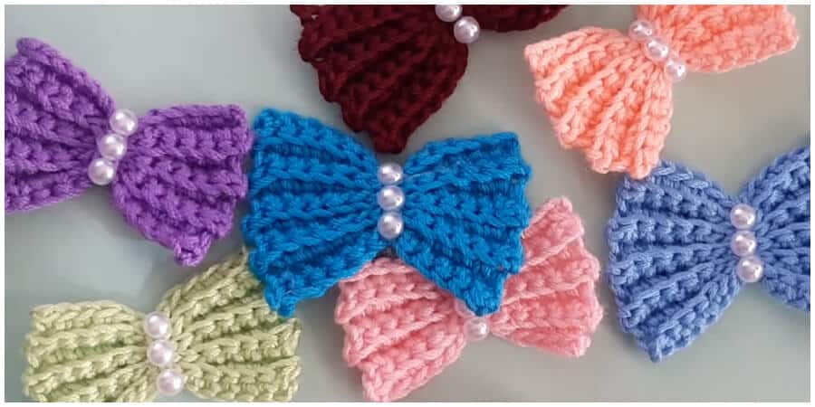 In this tutorial I show you how to crochet this super easy Crochet Bows. You can use the crochet bow to embellish hats or sweaters, make hair clips or bow ties, or as present toppers.