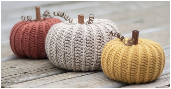 Little Rustic Pumpkin is one of the most iconic symbols of the fall season. What would Halloween be without pumpkin carving? And what would your autumn crochet be without a crochet pumpkin pattern? Let's start !