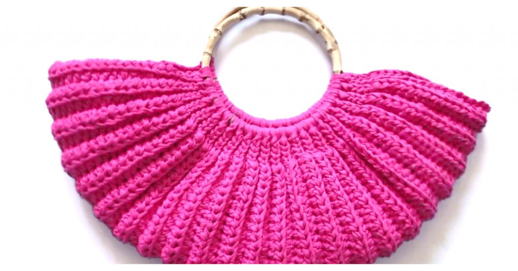 Today we are going to learn How to Crochet Beach Bag For Beginners. The weather is warming up which means that it’s almost time for sandy beaches. Get ready for the warmer weather now by crocheting a beautiful beach bag For Beginners. This bag is eye catching and elegant when I first saw it and cannot wait to try myself.