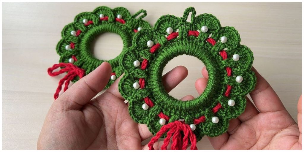 Are you looking for a Crochet Wreath Ideas that is both easy and unique? These Free Patterns make surprisingly realistic Wreath projects.